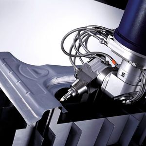 Bild 1: Laseranlage zum Schneiden von Karosseriebauteilen aus pressgehärtetem Stahlblech.