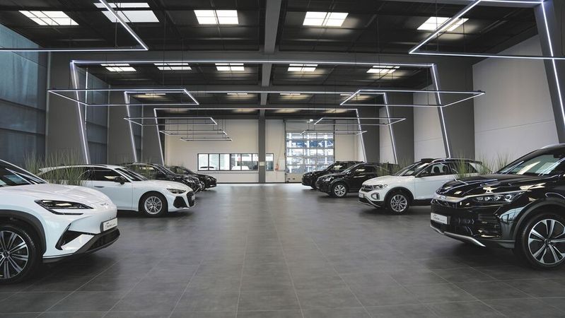 Eine neue Auslieferungshalle soll bei Fischer Automobile das Kundenerlebnis stärker in den Vordergrund stellen.(Bild:  Fischer Automobile)