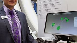 Andrej Funke, Technical Sales Engineer, zeigt, wie über Visualisierung dem Konstrukteur sowohl in Teamcenter als auch in NX alle Informationen eines Projekts zur Verfügung stehen. (Bild: Michel)