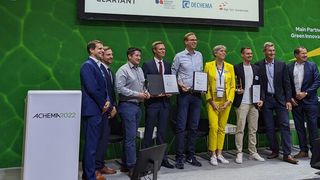 Kathrin Rübberdt, Bereichsleieterin „Wissenschaft und Industrie“ bei der Dechema, übergab die Preise an die glücklichen Gewinnerteams. (Bild: Ernhofer/PROCESS)