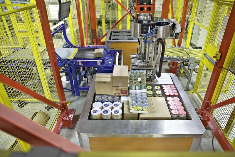 Palettierroboter bei der Arbeit. (Bild: SSI Schäfer)