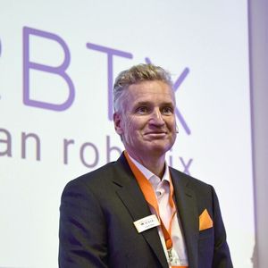 Frank Blase, Geschäftsführer von Igus, lüftet auf der Pressekonferenz während der Hannover Messe das Geheimnis um „Igus wird lila“.