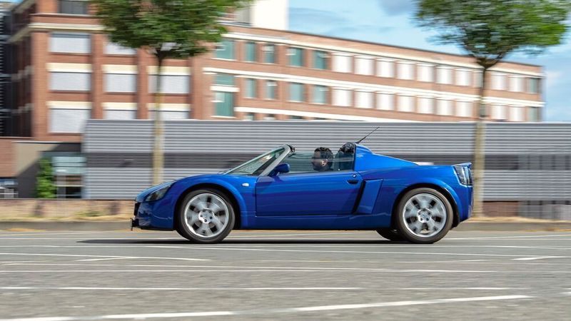 Zur Wahl standen 2,2 Liter mit 147 PS oder der Turbo mit 2,0 Litern und 200 PS.  Charakteristisch für den Speedster sind seine spartanische Innenausstattung, die geringe Höhe von 111,7 cm, die Beschleunigung (0–100 km/h in 5,9 Sekunden) und die sportlichen Fahreigenschaften. Die Höchstgeschwindigkeit beträgt 217 km/h, das Leergewicht lediglich 870 kg, die maximale Zuladung 205 kg. (Bild: Dani Heye)