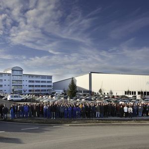 Columbus McKinnon in Kissing: Verwaltung (links) und eigene Produktions- und Lagerhalle (rechts) auf einer Gesamtfläche von über 8.000 qm. Im Bild: Belegschaft.
