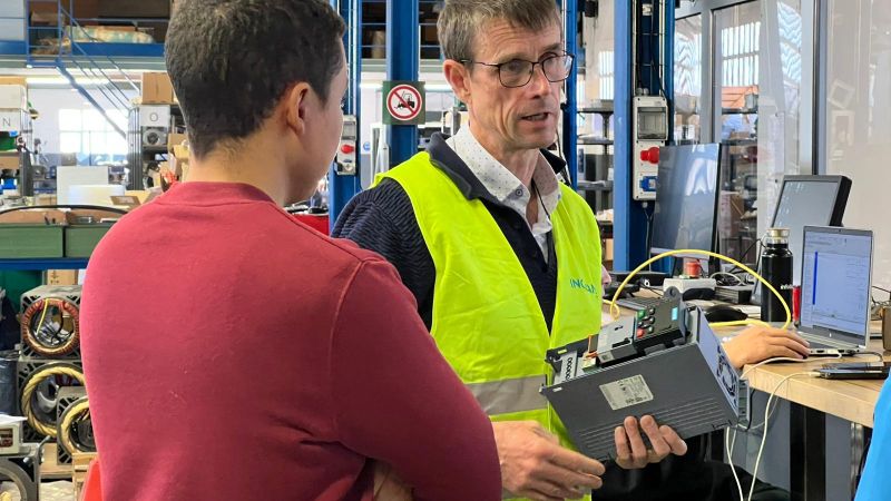 David Bedford Guaus (re.), Country Manager bei Inovance Technology Spain und Technischer Direktor für Inovance in den Regionen Europa und Nordamerika, sagt: „Die gemeinsame Suche nach einer Lösung zur Integration unserer Antriebe in das System hat unsere Zusammenarbeit mit Vascat weiter verbessert und wir hoffen sehr, in Zukunft wieder zusammenzuarbeiten.“(Bild:  Inovance)