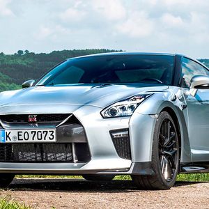 (Nissan)