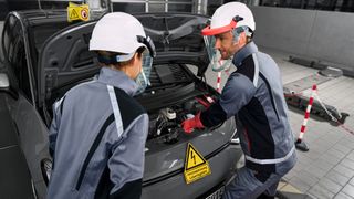 Die E-Mobilität birgt viele Chancen, aber auch Risiken – etwa bei Reparaturarbeiten an Fahrzeugen mit Hochvolt-Systemen. Daher ist es wichtig, dass das Personal hier ausreichend geschult ist. (Bild: Dehn)