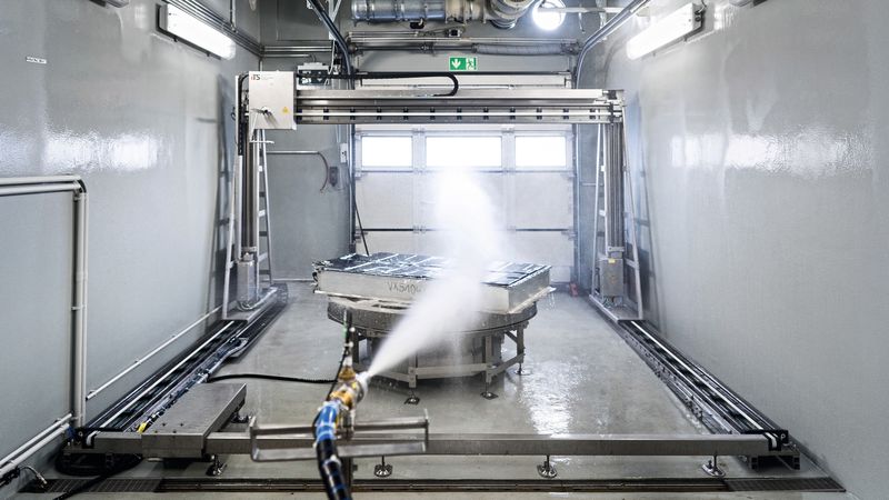 Das Bild zeigt eine Prüfkammer des TÜV Rheinland. In dieser können Akkus kontrolliert belastet und überlastet werden.(Bild:  TÜV Rheinland/Oliver Tjaden)