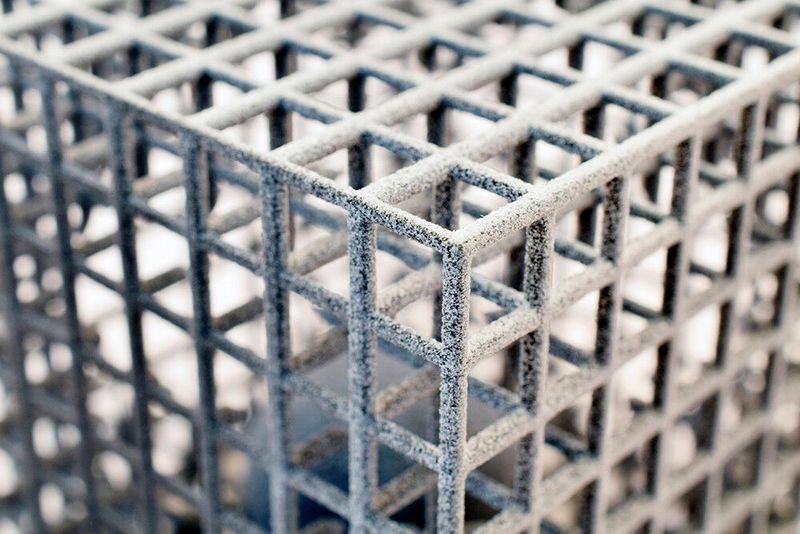 Dreidimensional-strukturierter Würfel mit innenliegender frei-beweglicher Kugel. Die Additive Fertigung bietet zahlreiche Möglichkeiten, die mit klassischen Herstellungsmethoden nicht möglich wären.  (Fraunhofer IPA / Universität Bayreuth / LUP)