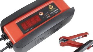 Das drei Ampere starke Ladegerät ist für kleinere Pkws geeignet. (Foto: Banner)