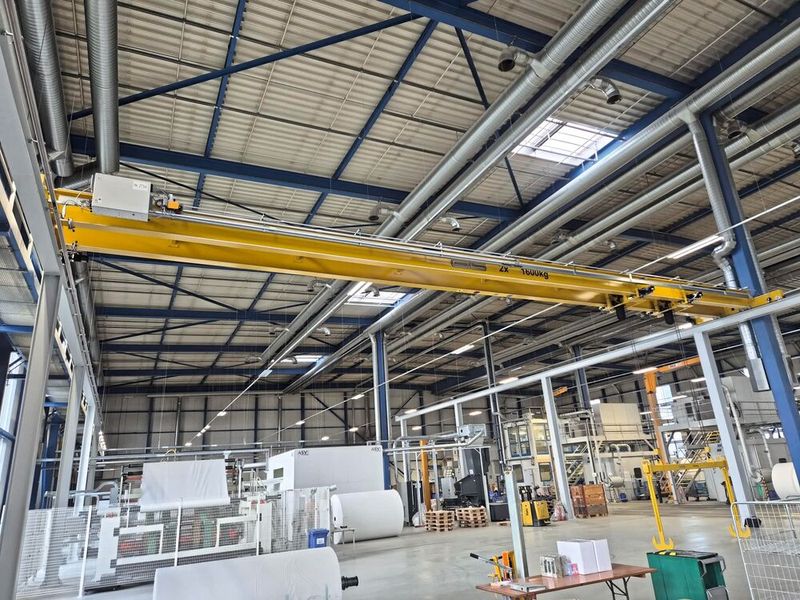 Durch einen frei stehenden Aufbau der Krananlage mit mehrfach unterstützten Laufbahnen konnte der Arbeitsbereich des Brückenkrans exakt an die Bedingungen beim Papierhersteller in Niederbipp angepasst werden.  (Bild: GIS)