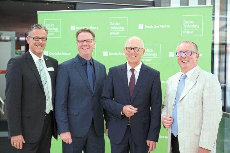 Für die Oberflächentechnik sind sie optimistisch (von links): Olaf Daebler, Deutsche Messe AG, Christoph Matheis, ZVO, Dr. Thomas Schräder, VDMA, und Dr. Malte Zimmer, ZVO. (Itasse)