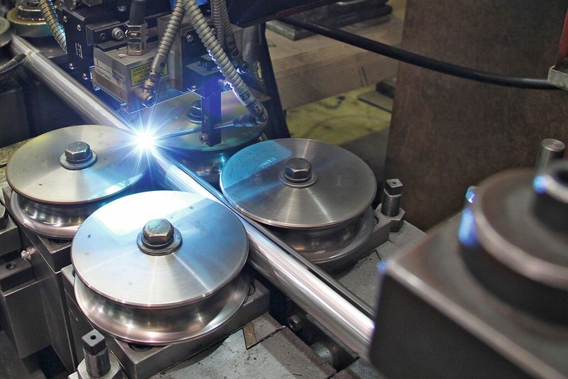 Bild 1: Der Schweißrollentisch sowie der PWS-Sensor mit Tracking System erlauben µm-genaues Laserschweißen mit hohen Positioniergenauigkeiten und Bearbeitungsgeschwindigkeiten. (Bild: Rofin)