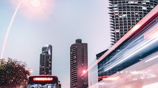 Ein attraktiver ÖPNV kann dabei helfen, Mobilität ohne fossile Brennstoffe zu ermöglichen. Aber nur 33 Prozent der ÖPNV-Unternehmen setzt Big Data ein, um das Angebot an Kundenbedürfnisse zu optimieren (Bild: gemeinfrei // Unsplash)