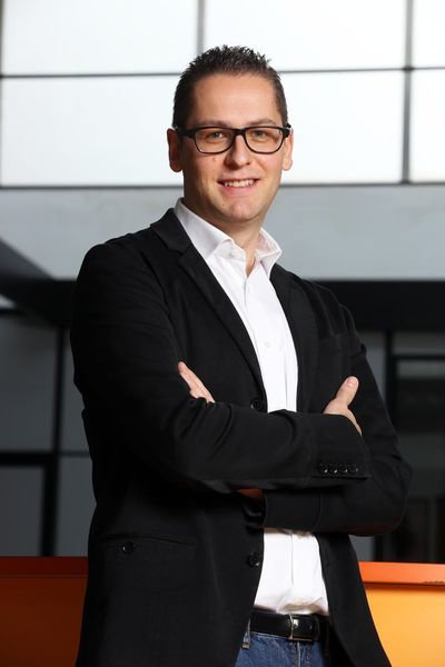„Um alle Anforderungen von Werfen zu erfüllen, haben wir eine zentrale Plattform für sichere Industrie-4.0-Kommunikation geschaffen. Alle Geräte können damit angesteuert werden oder miteinander kommunizieren, auch wenn sie in verschiedenen Niederlassungen stehen“, erklärt Raphael Vallazza, CEO von Endian. (Endian)