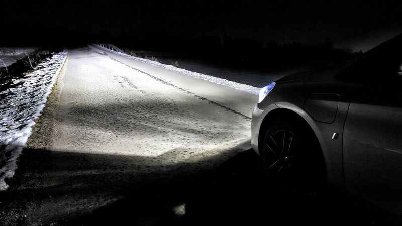 Der ADAC hat die Nachrüst-LEDs von Osram ausführlich getestet. Sie leuchten die Fahrbahn heller und weiter aus als ... (Bild: ADAC)