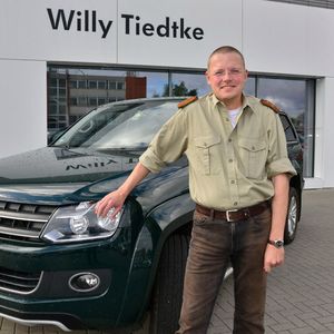 Chris Balke ist seit 1996 Leiter des Vereins Schweißhundestation Schaalsee e. V. im Herzogtum Lauenburg in Schleswig-Holstein, der ältesten Schweißhundestation Deutschlands, und hat in dieser Zeit weit über 8.000 Nachsucheneinsätze absolviert.