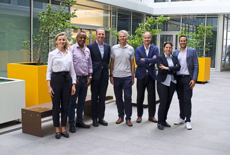 Les membres du conseil du GAIN. De g. à d. : Fanny Barakat, secrétaire générale du GAIN ; Andy Ras-Work, président du GAIN et CEO de Niklaus LNI ; Vincent Gillet, responsable de la Commission Décarbonation et CEO de Kugler Bimetal ; Yves Mathys, vice-préseident, responsable de la Commission Innovation et COO de Mercury Systems ; Franco Antoniazza CEO de Dynatec ; Eva-Maria Kerner, CEO de Swissport International Ltd. Station Geneva ; Sylvain Calzaroni, trésorier, responsable de la Commission Qualité, et CEO de KEP Technologies. (Source : GAIN)