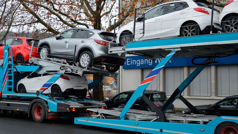 Halbvoll oder halbleer: Wie das Autojahr 2023 wird, lässt sich schwer vorhersagen. Branchenfachleute wagen eine Prognose.(Bild:  Grimm – »kfz-betrieb«)