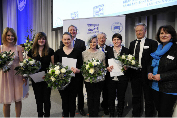 Die erfolgreichen Absolventinnen des Saarländischen Kfz-Verbandes samt Gratulanten. (Foto: Kfz-Verband)