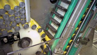 Separierung aus dem 560 Hülsen fassenden Magazin und Ablage auf dem Breco ATN-Zahnriemen mit aufgeschraubten Nocken. Deutlich zu sehen auch die Stützschienen, die ein Auslenken des Zahnriemens verhindern.  (Bild: Mulco)