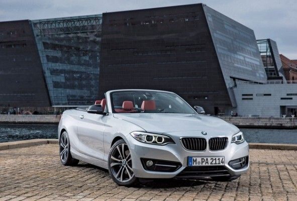 Red Dot Award 2015 - BMW 2er Cabrio: Dynamische Linien und ausgewogene Proportionen bestimmen das Erscheinungsbild des BMW 2er Cabrios. Die Front wirkt breit und sportlich. Die hinter dem Vorderrad entspringende Sickelinie prägt die Keilform des Fahrzeugs. Die Brüstungslinie umschließt den Fahrgastraum in einer fließenden Bewegung und formt so den für BMW Cabrios typischen Bootsdeck-Charakter. Im Interieur laufen die Kanten der vorderen Türspiegel dynamisch-fließend in den Kanten der hinteren Türspiegel fort, wodurch Fahrer- und Fondbereich harmonisch miteinander verbunden werden. (Bild: Red Dot)