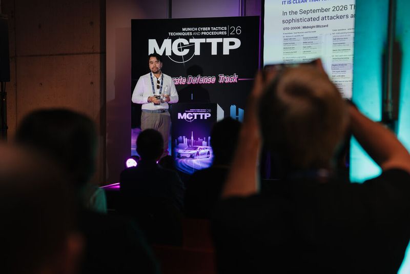 Dat Tran präsentierte bei einer Live-Hacking-Demo neue Methoden der Prompt Injection und dem Schutz davor. (Bild: Manuel Emme Fotografie)