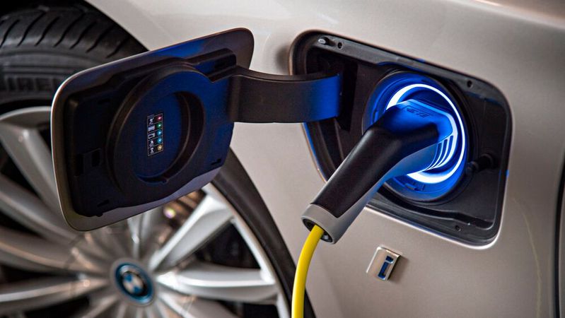 Ab Oktober 2022 sollen bei Hybridfahrzeugen neue Förderrichtlinien gelten. Bisher muss entweder ein CO2-Kriterium erfüllt oder eine elektrische Mindestreichweite von 40 Kilometern gegeben sein. Ab Oktober 2022 sollen bei Hybridfahrzeugen neue Förderrichtlinien gelten. Bisher muss entweder ein CO2-Kriterium erfüllt oder eine elektrische Mindestreichweite von 40 Kilometern gegeben sein.