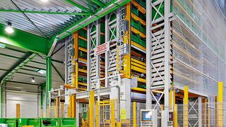 Die automatische Lageranlage, bei der Zuführung und Entnahme von Lagerteilen. (Trafö)