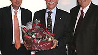 Obermeister Rainer Ahlers (re.) und sein Stellvertreter Jürgen Kroos (li.) verabschieden Geschäftsführer Dieter Rhode in den Ruhestand. (Archiv: Vogel Business Media)