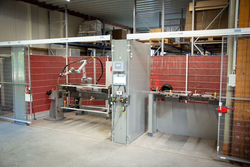 Der Cobot ist in der Schweißanlage SmartArc installiert, die von FSK Industries, einem von Universal Robots zertifizierten Systemintegrator, entwickelt wurde.  (Bild: Universal Robots)