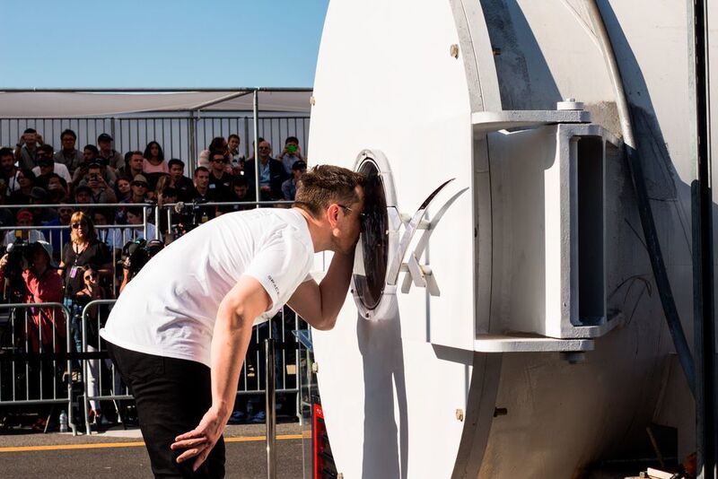 Elon Musk verfolgte den Lauf und gratulierte den Münchner Studierenden im Anschluss persönlich. (Warr Hyperloop/TU München)
