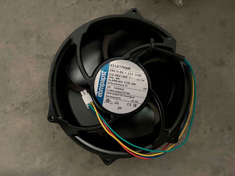 Zu den Aktivitäten der Fälscher von Ebm-Papst-Ventilatoren gehörte der Kauf von Originalen, auf die gefälschte Etiketten aufgebracht wurden, sowie die Aufarbeitung von gebrauchten oder unbenutzten Ventilatoren alter Bauart, die dann als neu angeboten wurden. (Bild: Ebm-Papst)