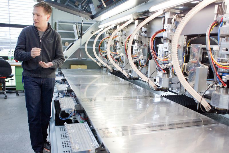 „Die Klemmen sind der Dreh- und Angelpunkt unserer Maschinen“, erklärt Torsten Thom die Elektroinstallation in der Maschine. (Vor-Ort-Foto.de/Alex Fischer)