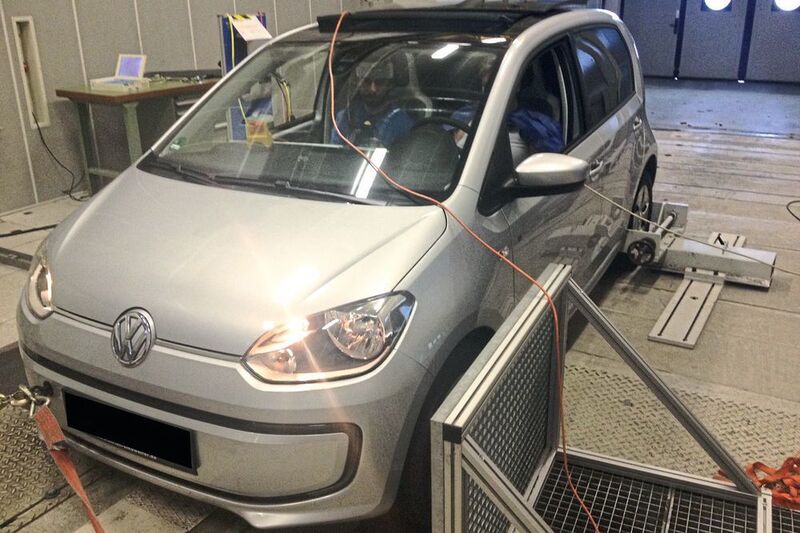 Die Stärke der elektromagnetischen Felder von Elektroautos wurde auf dem Rollprüfstand der Technischen Universität München gemessen.  (DZHK)
