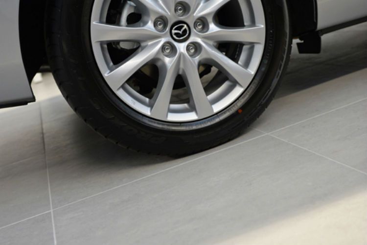 Keine Pflicht: die grauen 60 x 60 Zentimeter großen Fliesen. (Foto: Gebert)