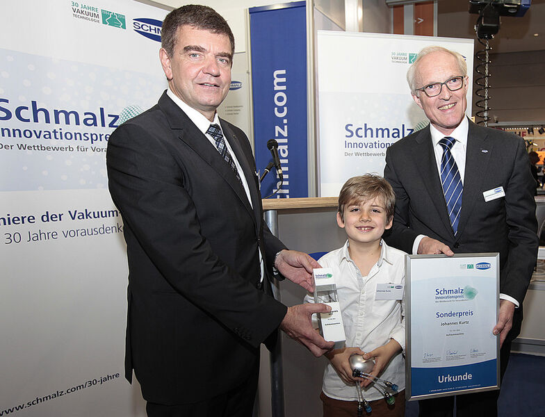 Einen Sonderpreis vergab die Jury an den achtjährigen Johannes aus Braunschweig (Bild: Dr.-Ing. Heinz-Jürgen Prokop, Johannes, Dr. Dipl.-Ing. Kurt Schmalz (v.l.)) (Bild: Schmalz)