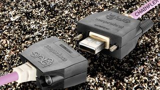 Die Schutzeinhausung Conprotect schützt USB-Stecker gegen mechanische Beanspruchungen und kann mit wenigen Handgriffen montiert werden. (Bild: Igus)