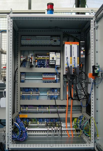 Hauptschaltschrank der ersten Version des Robo Pack Systems mit Zuführung dicker Kabelbündel (unten links). (Bild: Bihl+Wiedemann)