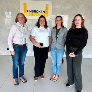 Dr. Olga Yezerska and Dr. Khrystyna Yezerska (far left and 2nd from right) from Fraunhofer IFAM regularly exchange ideas with the cooperation partners from the "Unbroken Rehabilitation Center" in Lviv/Ukraine.(Image: Fraunhofer IFAM)