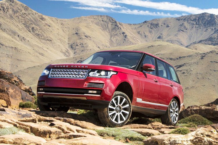 Eine weitere wichtige Änderung betrifft den 4,4-Liter-Diesel, der künftig maximal 740 Newtonmeter Drehmoment aus seinen acht Zylindern holt. Das sind 40 Nm mehr als bisher. (Foto: Land Rover)
