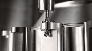 Der neue Vollhartmetallbohrer Coro Drill 860 mit SM-Geometrie eigne sich zur sicheren Bohrungsherstellung in ISO-S-Materialien wie warmfeste Superlegierungen. (Sandvik)