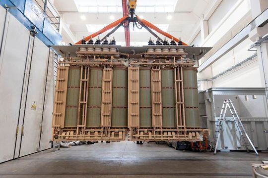 Specialtrasfo stellt spezialisierte Mittelspannungstransformatoren einschliesslich Umrichter- und Gleichrichtertransformatoren her.(Bild:  ABB)