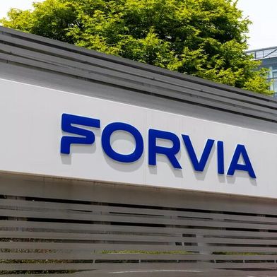 Der französische Konzern Forvia, übrigens auch Mutter des Scheinwerferherstellers Hella, baut sich gerade um. Das hat zu Verlusten im Milliardenbereich geführt ... (Bild: Forvia)