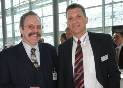 Zur Ideenfindung lohnt ein Besuch beim Vertriebs Award auch für Werkstattprofis: Martin Rothenberg, Prokurist und Vertriebsleiter Theo Förch (re.), mit Vogel Auto Medien-Key Account Manager Siegfried Rohrbach. (Archiv: Vogel Business Media)