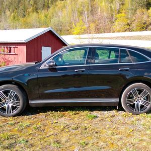 Das erste rein elektrisch angetriebene Fahrzeug des Automobilherstellers und erstes Modell der neuen E-Mobilitätsmarke EQ ist ein SUV, das sich die Basis mit dem GLC teilt.(Bild:  Thomas Günnel)