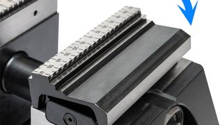 Das Spannzentrum eines jeden Werkstücks kann mit dem AVM-5-Achs-Spanner von Atorn frei positioniert werden, wodurch alle Seiten bearbeitet werden können, ohne umspannen zu müssen. (Bild: Hahn+Kolb)