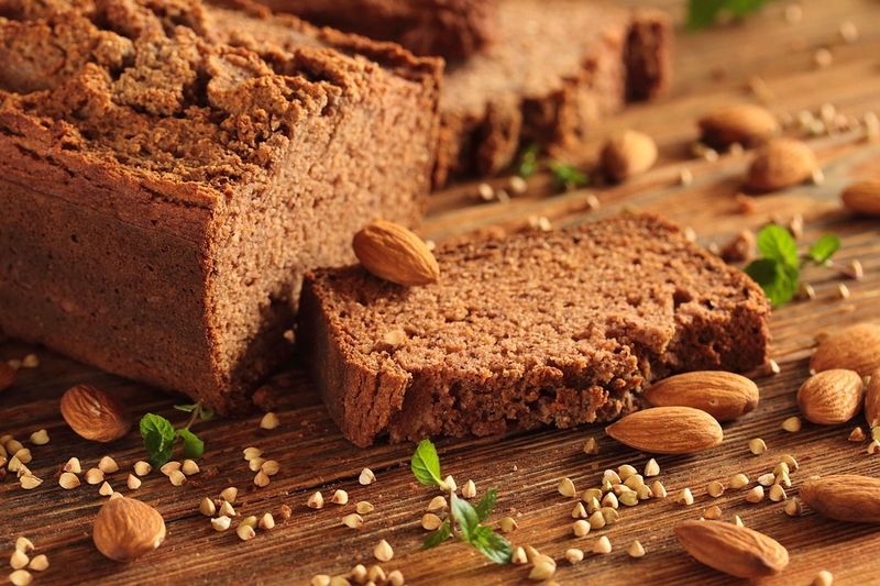 Platz 6: Gluten (Zöliakie)  Das in vielen Getreidesorten vorkommende Gluten macht 3 % der Befragten zu schaffen. Wer das Klebereiweiß nicht verträgt, kann auf Alternativen wie zum Beispiel Brot aus Mandelkernmehl zurückgreifen. (Bild: kamila211/Pixabay (CC0))