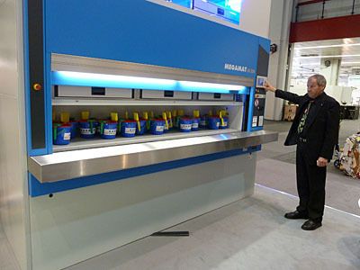 Zu sehen war auch der neue Kardex Megamat RS 350. Das automatisierte Umlaufregal nach dem Funktionsprinzip des Paternoster ermöglicht die Einlagerung von bis zu 350 kg pro Träger.  (Archiv: Vogel Business Media)