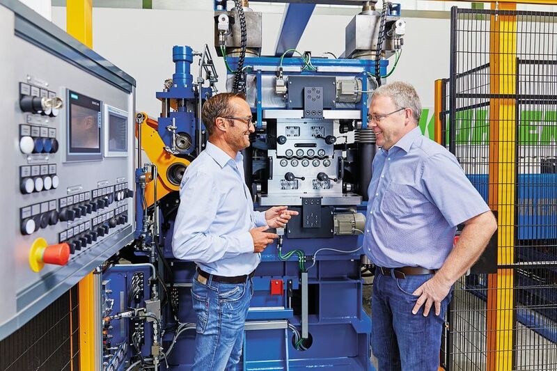 Tobias Frank (links), Projektleiter bei Kohler Maschinenbau, und Jürgen Stötzel, Niederlassungsleiter bei Schrag Kantprofile in Heilbronn, haben die Bandanlage entwickelt und realisiert. (Kohler)